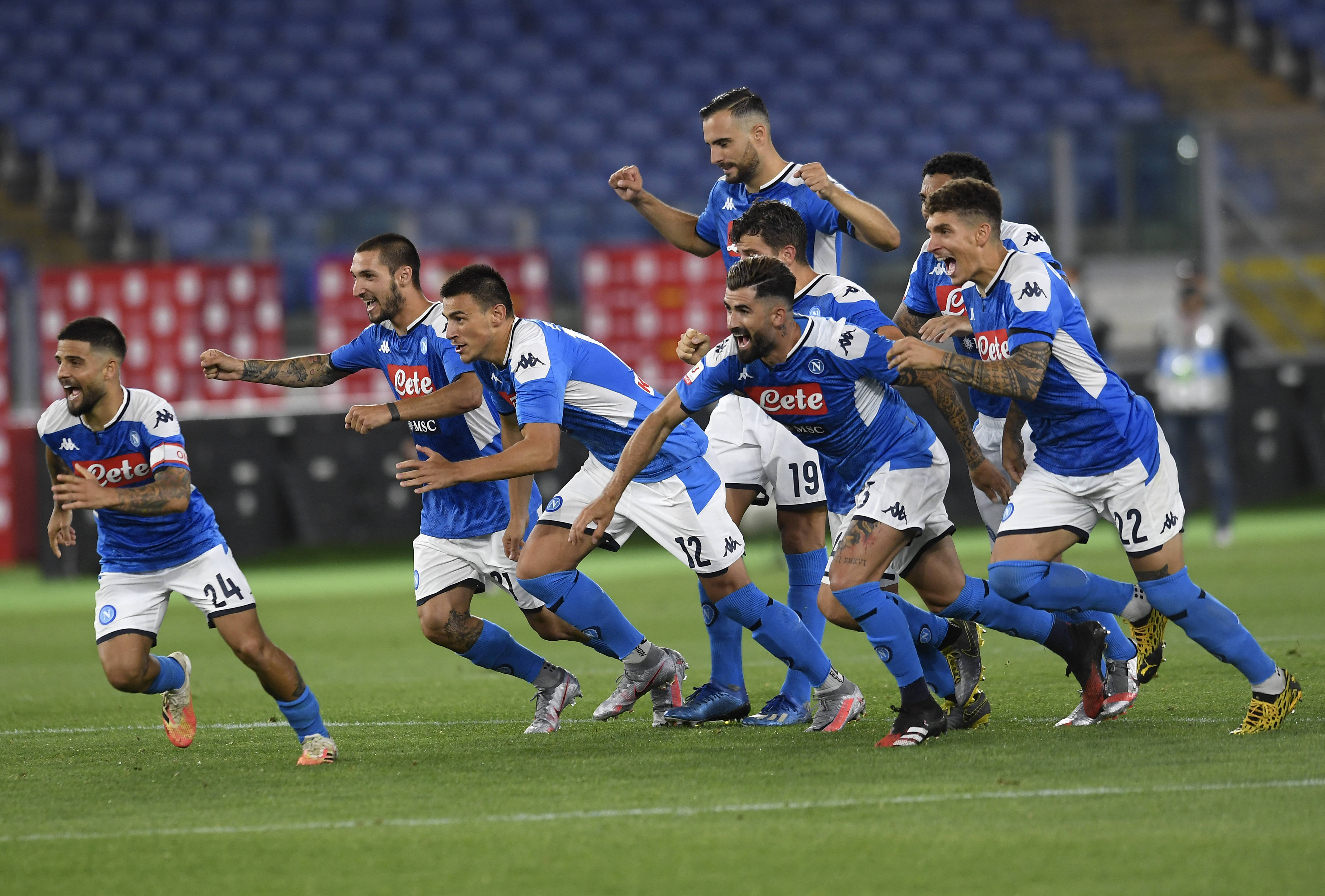 佛罗伦萨主场大胜那不勒斯，反客为主