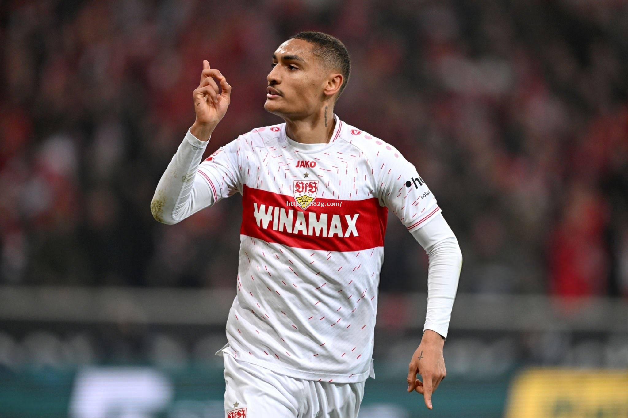 斯图加特队员共同讨论防守战术 斯图加特队员共同讨论防守战术